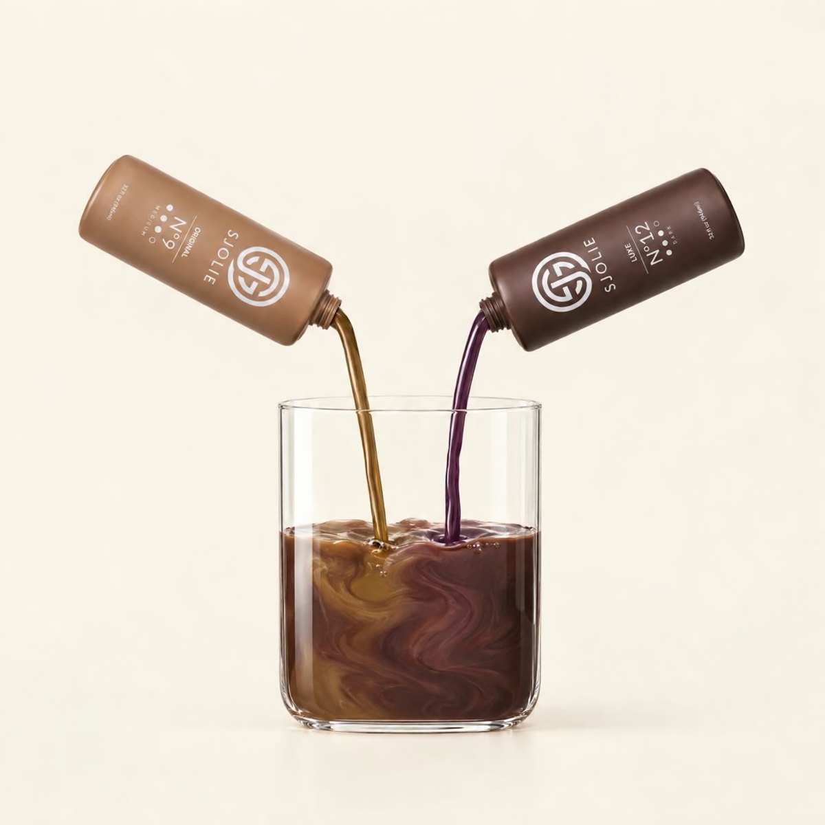 Sjolie Original N°9 and Luxe N°12 quarts pouring olive-bronze and violet-chocolate solution into a glass, marbling together