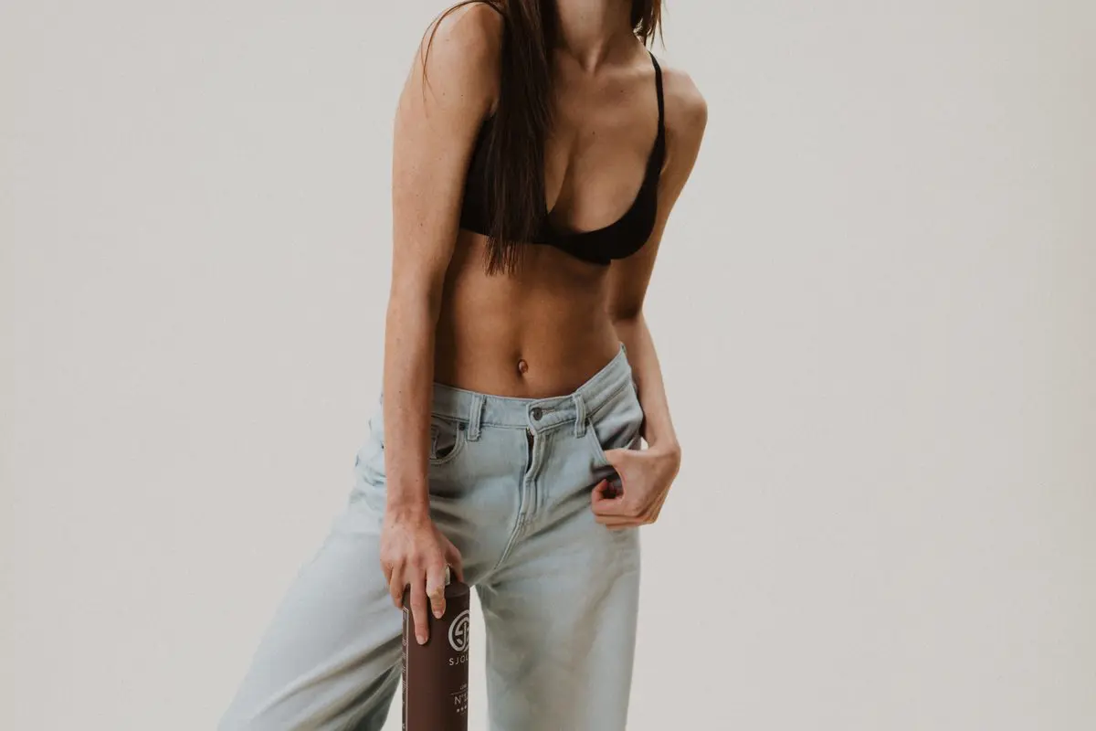 Rich chocolate brown tan result from Sjolie Luxe N°9 Medium violet spray tan solution