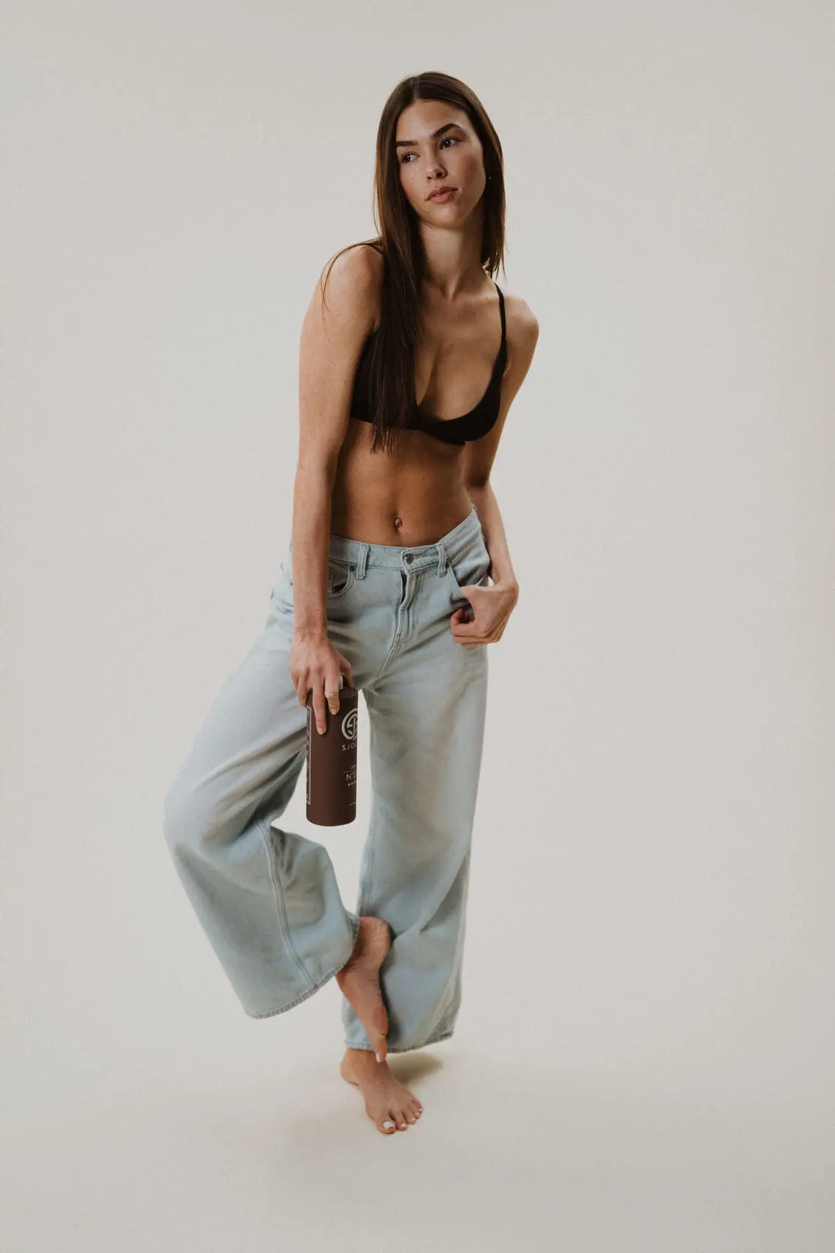 Lifestyle model with Sjolie Luxe No.9 Medium spray tan