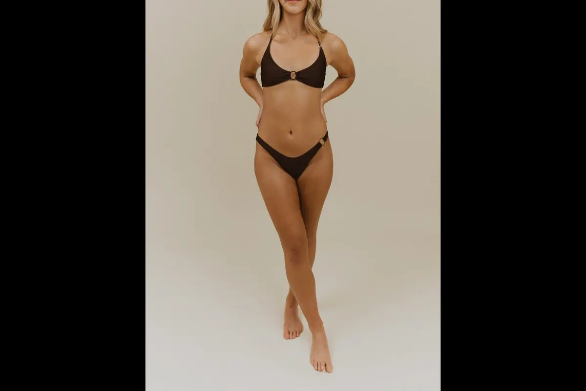 Golden light tan result from Sjolie Original N°6 spray tan solution on fair skin