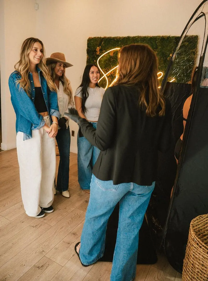 Sjolie spray tan training session with young entrepreneurs