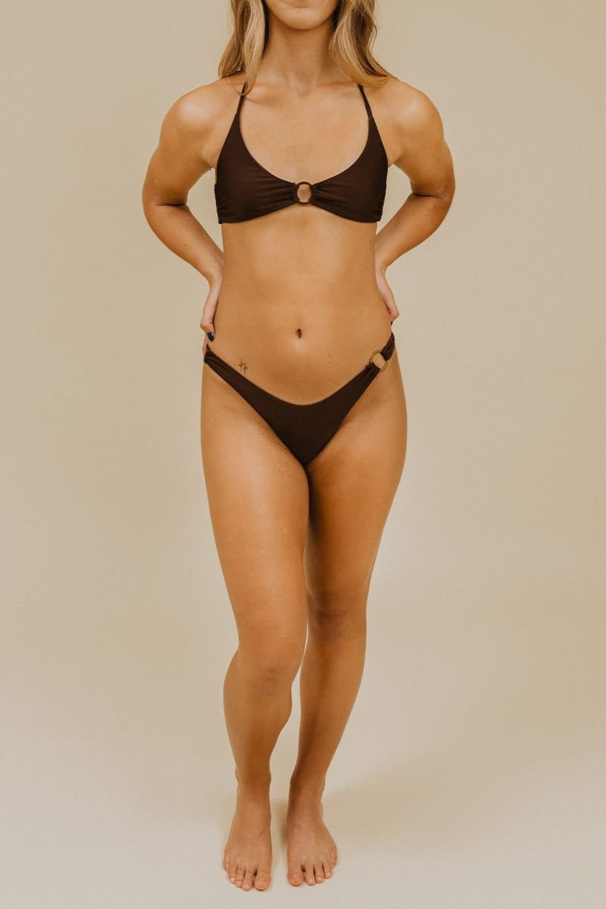 Woman in a brown bikini showing a light, natural tan from SJOLIE Original N°6 Light