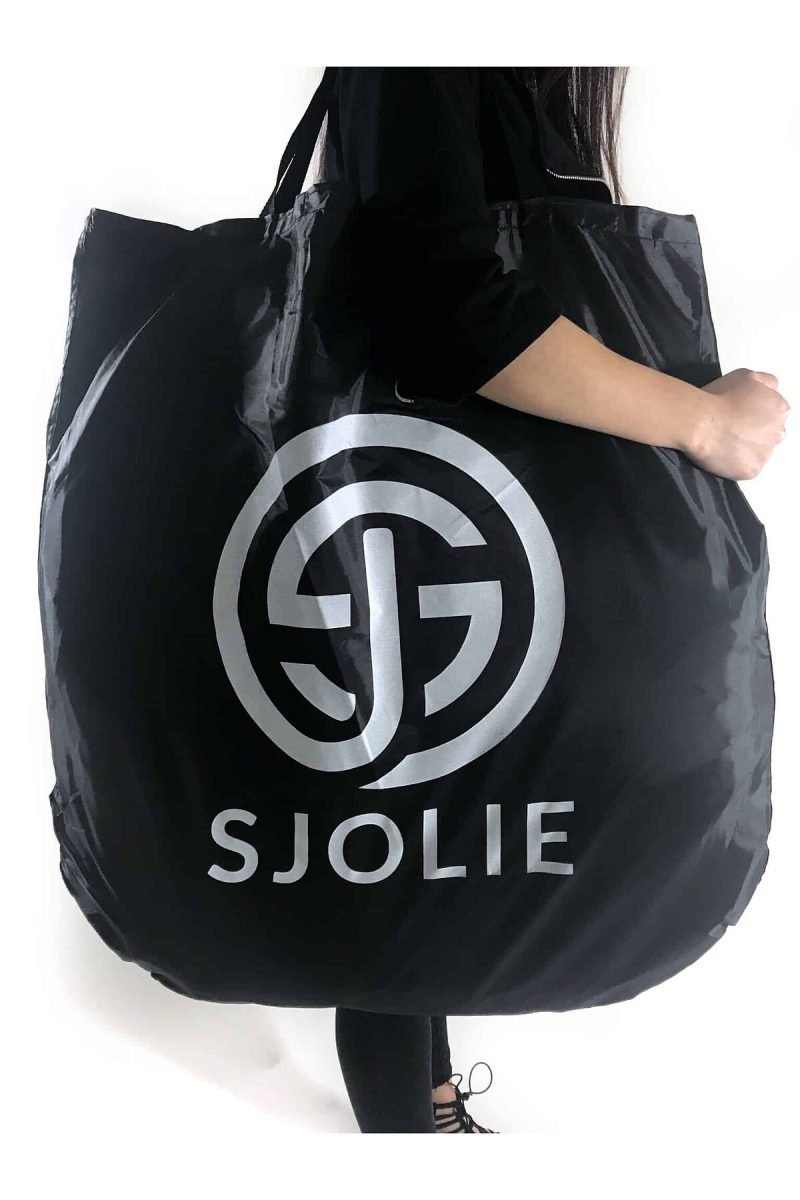 Woman carrying the SJOLIE Mobile Spray Tan Tent bag on her shoulder