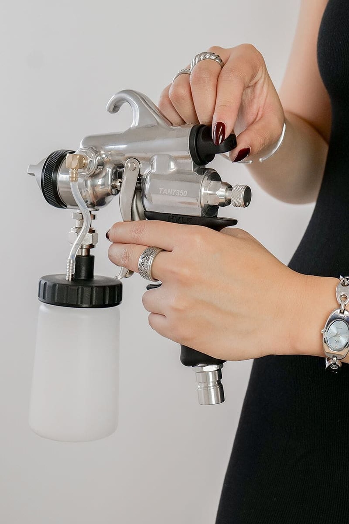 Hands adjusting the control knob on the Fuji TAN7350 Applicator