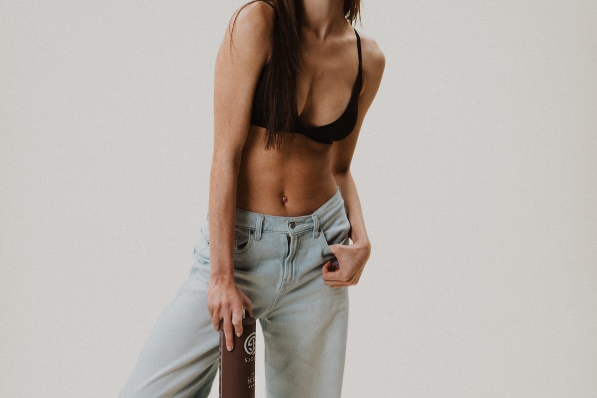 Rich chocolate brown tan result from Sjolie Luxe N°9 Medium violet spray tan solution