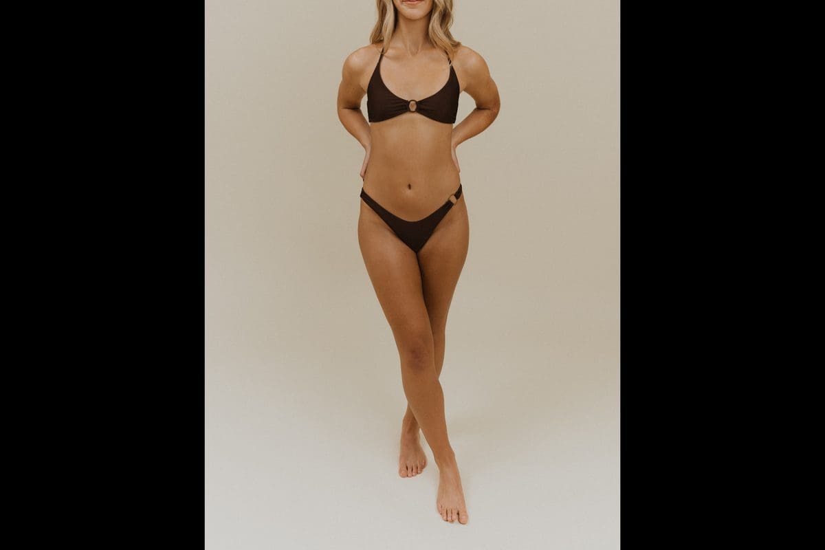 Golden light tan result from Sjolie Original N°6 spray tan solution on fair skin