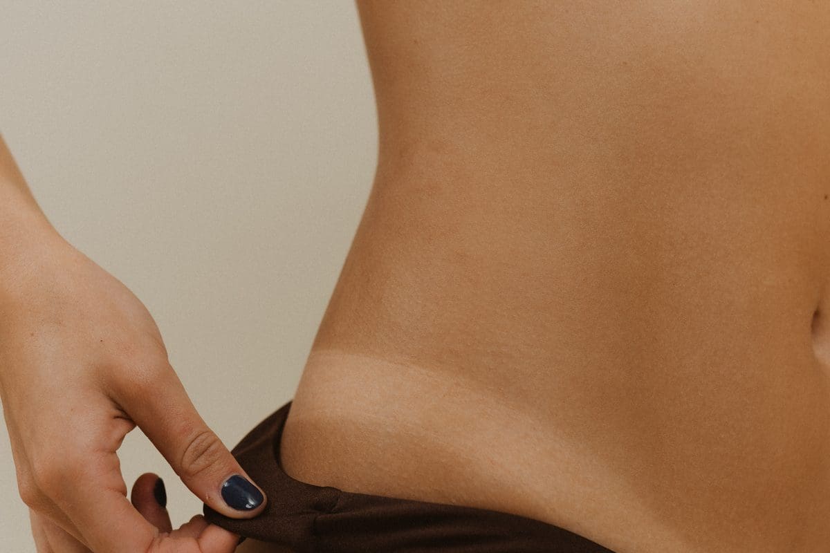 Medium golden tan result from Sjolie Original N°9 9% DHA spray tan solution