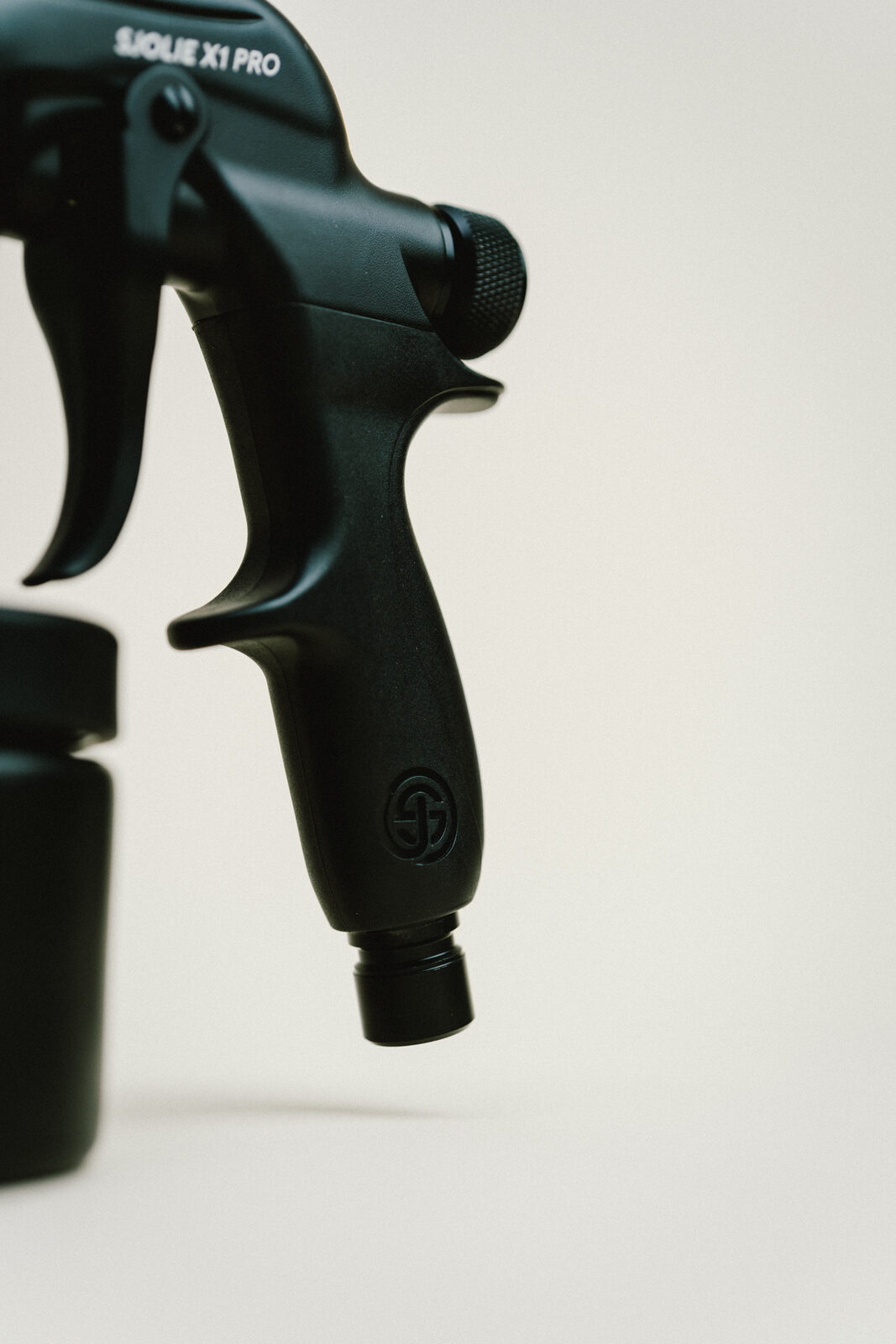 Solution flow control screw on Sjolie X1 Pro spray tan applicator